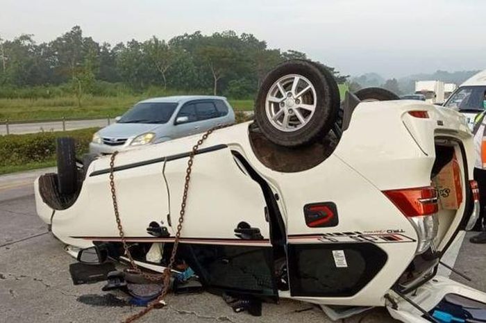 Kondisi Daihatsu Xenia yang mengalami kecelakaan di Tol Cipali Kilometer 91, Kecamatan Kalijati, Kabupaten Subang, Jawa Barat, Rabu 