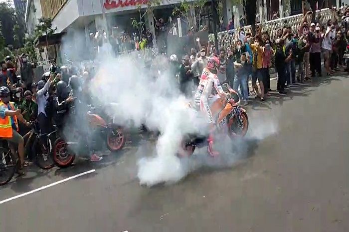 Aksi pembalap MotoGP Marc Marquez saat burn out pakai motor.