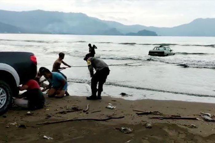 Proses evakuasi sedan yang terseret ombak di Pantai Cengkrong, Kecamatan Watulimo, Trenggalek, Selasa (15/3/2022).  
