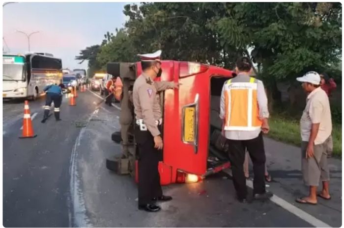 Sebuah angkot terguling di ruas tol Tol Tangerang-Merak KM 66 +500 akibat gagal nyalip dari bahu jalan.