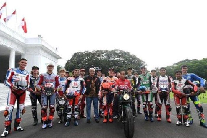 Presiden Jokowi dan Pembalap MotoGP foto bersama di depan Istana Merdeka, Rabu (16/3/2022).