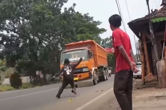 Aksi bocil bikin jantungan, adang truk nyaris kena tabrak, alasannya sepele banget (foto ilustrasi)