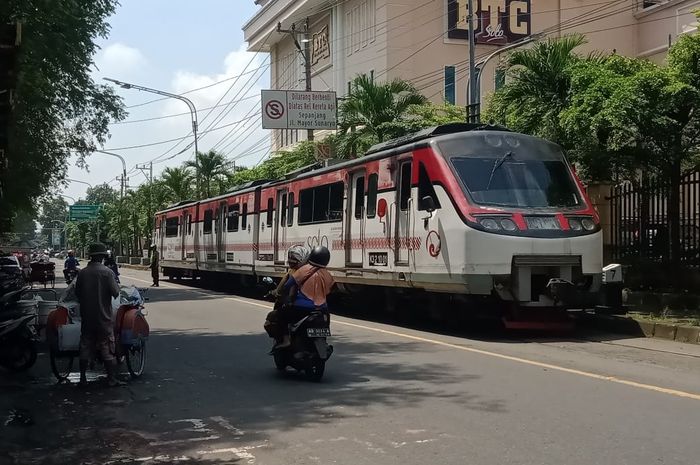 Potret rel kereta aktif yang ada di Jalan Mayor Sunaryo, Kota Surakarta, Jawa Tengah pada Kamis (17/03/2022).