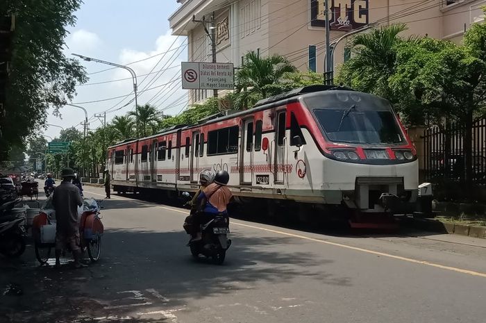 Potret rel kereta aktif yang ada di Jalan Mayor Sunaryo, Kota Surakarta, Jawa Tengah pada Kamis (17/03/2022).