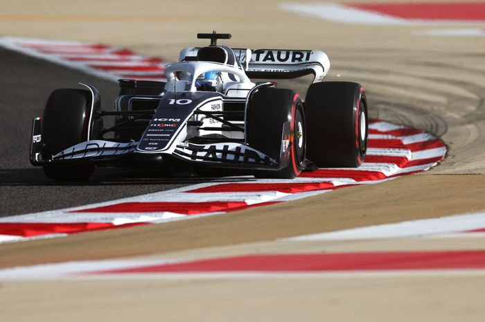 Pembalap tim Scuderia AlphaTauri, Pierre Gasly suskes menjadi yang tercepat pada FP1 Bahrain 2022