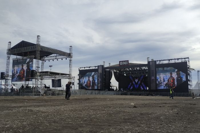 Panggung besar berada di belakang tribun Premium Grandstand Zona A sirkuit Mandalika 
