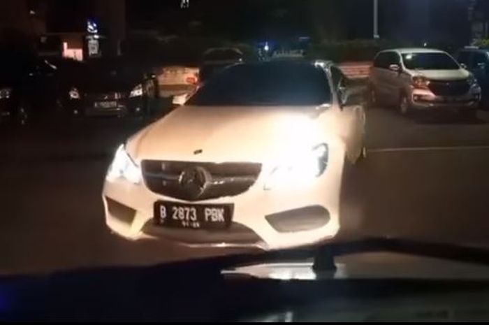 Mercedez-Benz E250 Coupe yang sempat serempetan dengan ambulans di ruas tol Tangerang-Merak