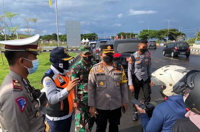 Aparat gabungan TNI dan Polri melakukan penyekatan jalan menuju sirkuit Mandalika