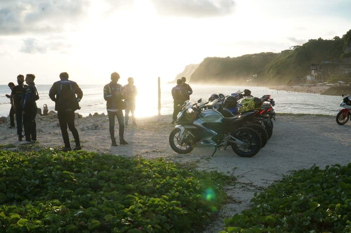 Rombongan bLU cRU Fun Riding &ldquo;Road to Mandalika&rdquo; menikmati sunset di Pantai Melasti