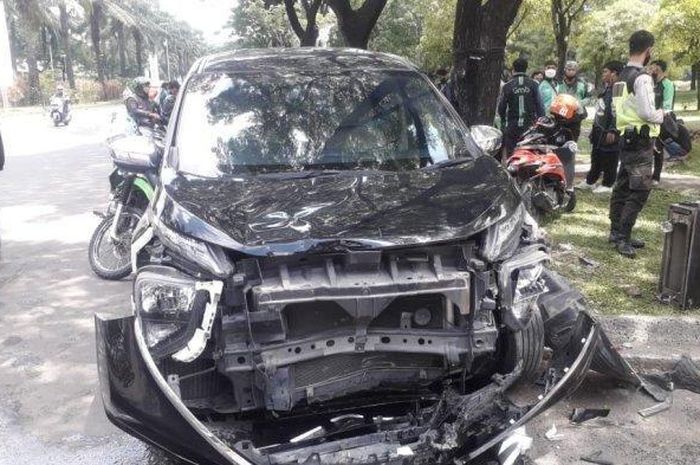 Kondisi mobil Mitsubisi Xpander yang menabrak pengemudi ojol di Harapan Indah, Medansatria, Kota Bekasi.  