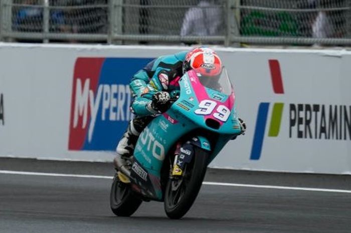 Carlos Tatay berhasil amankan pole position usai lakoni sesi kualifikasi Moto3 Indonesia 2022, Sabtu (19/03).