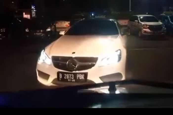Mercedes-Benz E250 Coupe putih penghalangan ambulans ternyata nunggak pajak