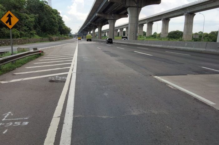 Perbaikan jalan di Tol Jakarta-Cikampek KM 34+154 sampai dengan KM 35+484 lajur 1 arah Cikampek.
