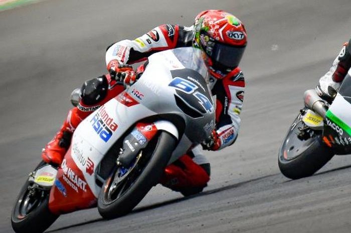Mario Aji tampak kewalahan saat melakoni balapan Moto3 Indonesia 2022, Minggu (20/03).