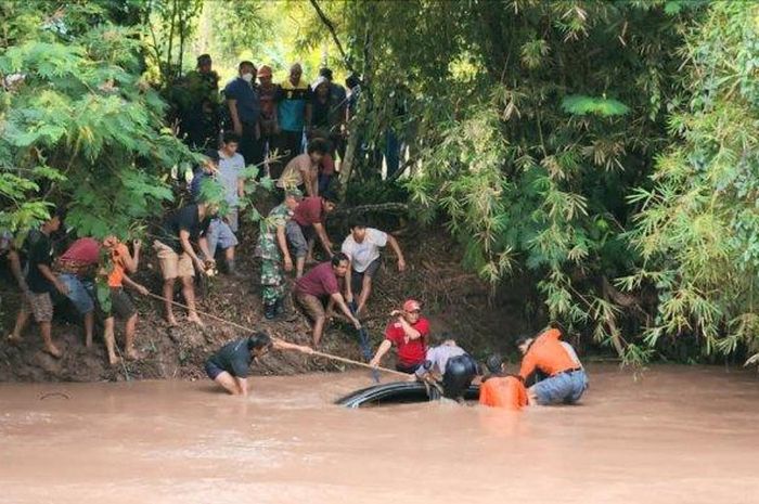 Proses evakuasi penumpang mobil yang terjun ke sungai di Slaubarani, Tana Toraja, Minggu (20/3/2022) 