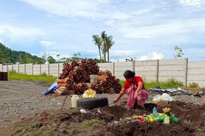Sesajen yang disiapkan Rara Istiani Wulandari pada hari kedua MotoGP Indonesia 2022 pada Jumat (18/3/2022).