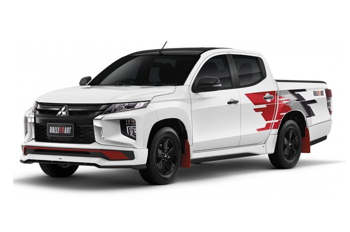 Mitsubishi Triton Ralliart tampil rebah dengan jubah bercorak andalan