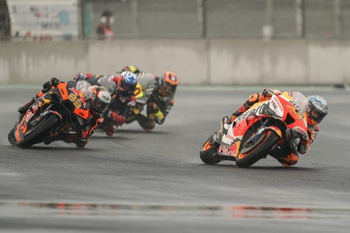 Aksi pembalap Repsol Honda, Pol Espargaro dalam balapan MotoGP Indonesia 2022 di Sirkuit Mandalika, (20/3/22)