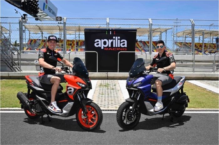 Aleix Espargaro dan Maverick Vinales pose bareng Aprilia SR GT 200 di sirkuit Mandalika