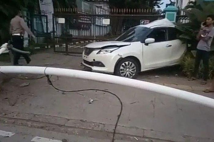 Suzuki baleno sundul tiang lampu hingga pengemudi meninggal dunia