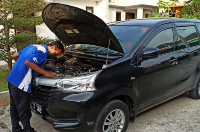 Proses inspeksi mobil bekas oleh Inspector Independent, Sundoro Edi