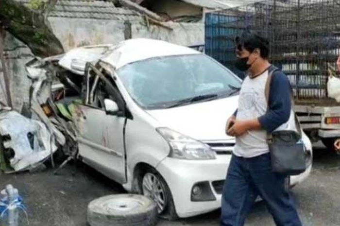 Kondisi mobil yang mengalami kecelakaan.