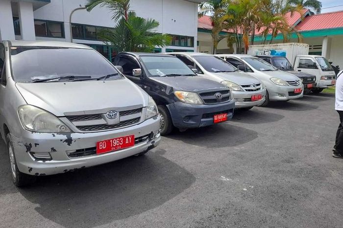 Beberapa mobil dinas yang disita dari mantan pejabat
