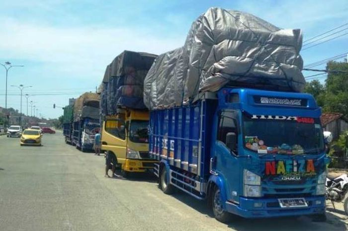 Udah lama antre SPBU, sopir truk di Padang kena marah warga pula, buntut solar langka (foto ilustrasi)