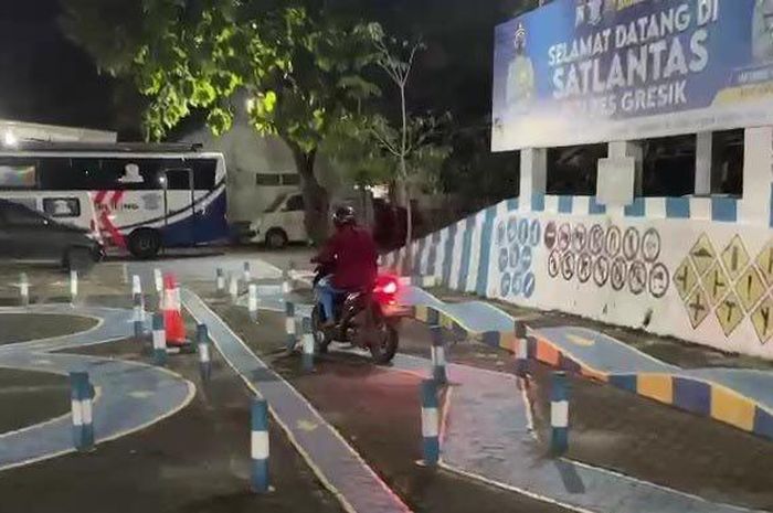 Pemuda berlatih praktik SIM sendirian di Satlantas Polres Gresik hingga malam.