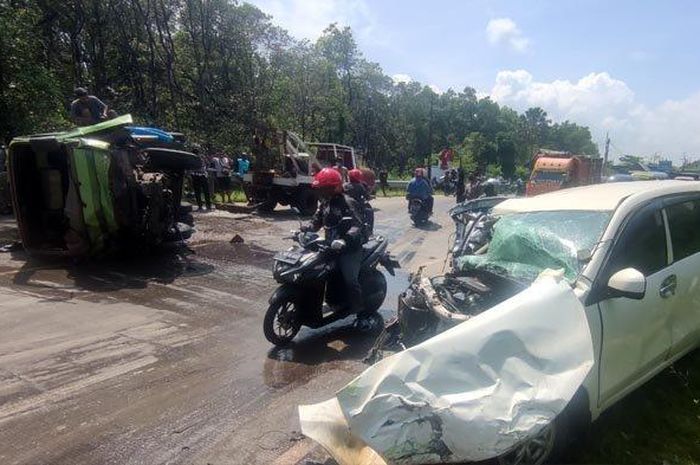 Separuh bodi depan kanan Toyota Avanza terpenggal disabet truk tangki air di wilayah Pantai Bentar, Probolinggo, Jatim