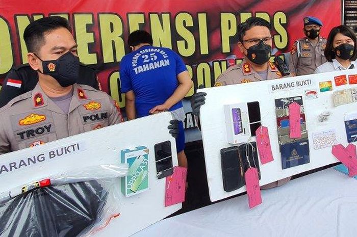 Polisi tunjukan barang bukti dari penangkapan komplotan maling modus pecah kaca mobil di Mapolresta Cirebon Kota