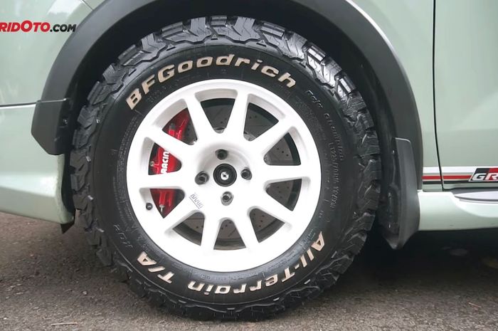 ILUSTRASI mobil yang tampil gagahsetelah menggunakan ban A/T lansiran BF Goodrich