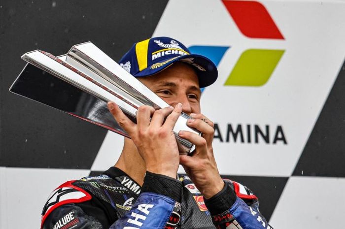Bukan cuma satu, Fabio Quartararo membawa pulang dua piala di MotoGP Indonesia 2022