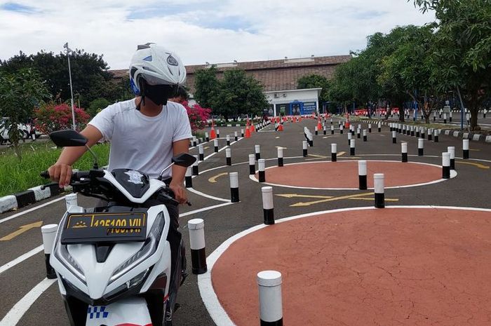 Dilihat Kapolres lagi latihan zig-zag, remaja Gresik dihadiahi SIM C, perjuangan gagal tes 16 kali terbayar.(foto ilustrasi)