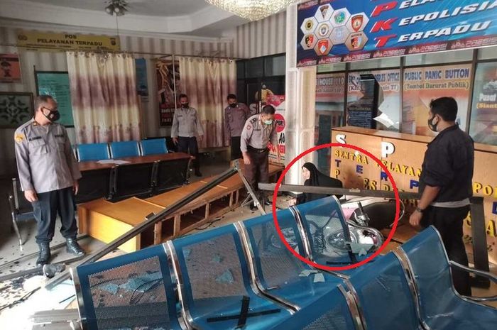 Dalam lingkaran merah, FAM (28), wanita pengendara Honda Scoopy yang sengaja menabrak ruang SPKT Polres Pematangsiantar