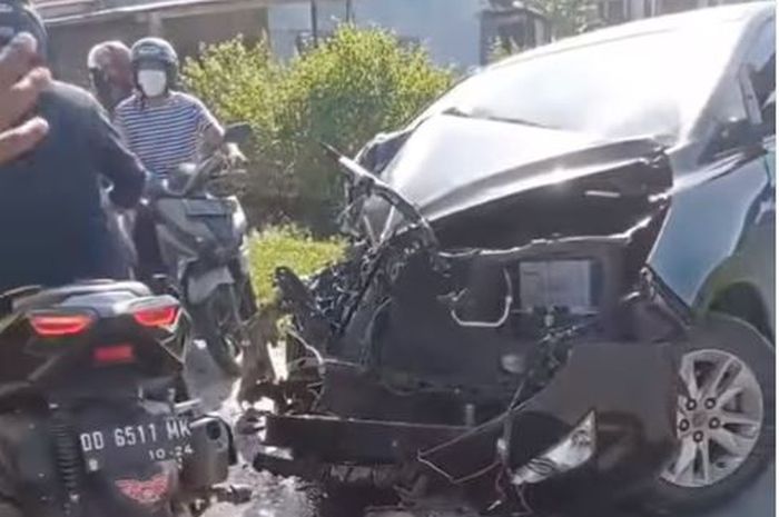 Kondisi Toyota Kijang Innova Reborn terbelah diduga adu banteng dengan truk di Waduk Borong, Makassar, Sulawesi Selatan