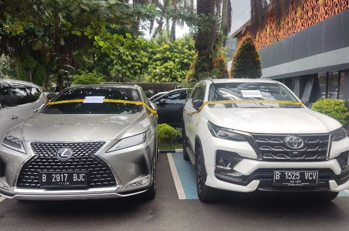 Lexus RX 300 dan Toyota Fortuner yang disita Polda Metro Jaya dari pelaku investasi bodong Robot Trading Fahrenhait