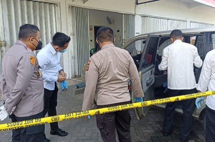 Polisi olah TKP penemuan dua mayat di kabin Toyota Kijang Kapsul di Jl Dakota Rembiga, kota Mataram, NTB