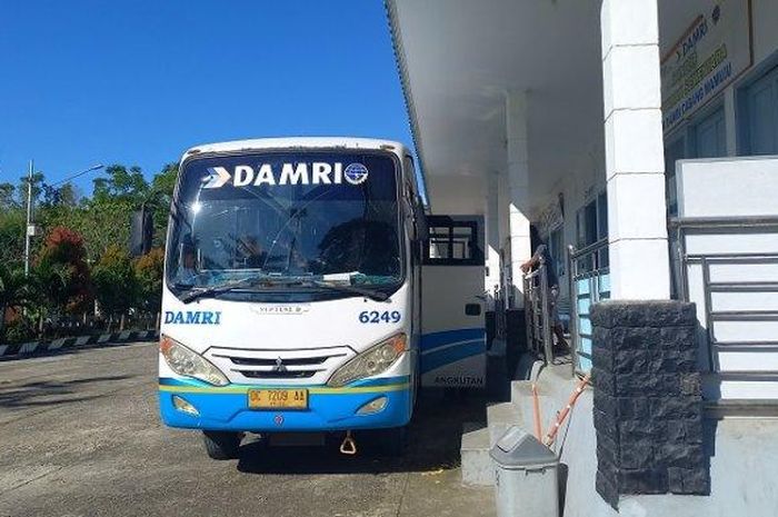 Salah satu armada bus DAMRI yang beroperasi di Mamuju, Sulawesi Barat
