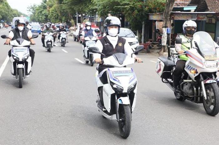 Gubernur Jawa Timur, Khofifah Indar Parawansa saat mengendarai sepeda motor listrik. 