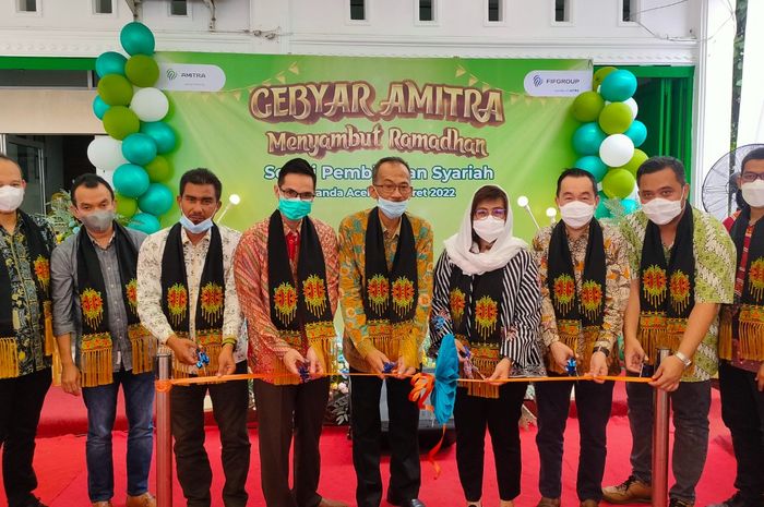 Seremoni pemotongan pita yang dilakukan oleh jajaran direksi dan management AMITRA beserta beberapa tokoh Aceh dalam peresmian pameran &ldquo;Gebyar AMITRA Menyambut Ramadhan&rdquo; yang diselenggarakan (24-31 Maret 2022).