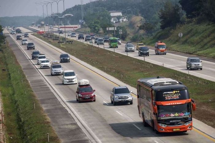 Selama mudik lebaran 2022, berlaku sistem one way dan ganjil genap di jalan tol