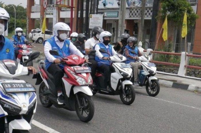Menteri ESDM Arifin Tasrif dan Dirut PLN Darmawan Prasodjo mengikuti Parade Konversi Sepeda Motor BBM ke Listrik menuju Sheraton Mustika Yogyakarta Resort and Spa, Rabu (23/3/2022).