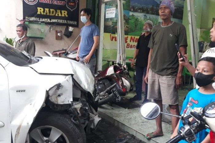 Toyota Rush tabrak tiga motor dan warung makan di Duren Sawit, Jakarta Timur