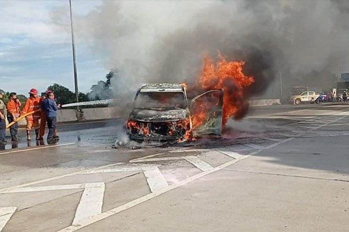 Hyundai H1 ludes terbakar di GT Bogor Selatan, Kamis 924/03/2022) pagi.