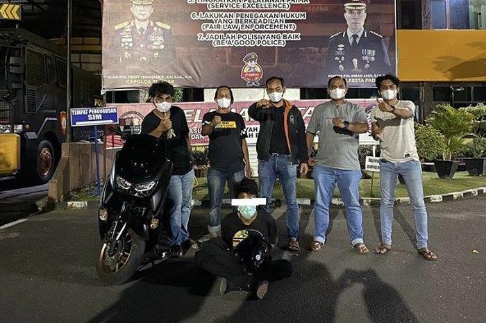 Pelaku pencurian beserta barang bukti Yamaha NMAX dan helm milik korban diamankan oleh Satreskrim Polresta Padang, Rabu (23/03/2022).