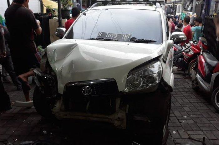 Kondisi Toyota Rush usai tabrak tiga motor dan warung makan di Duren Sawit, Jakarta Timur