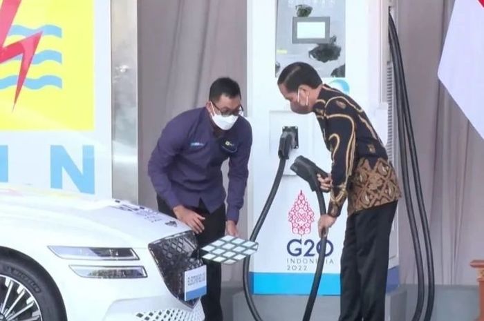 Presiden Joko Widodo (kanan) memperagakan simulasi pengisian daya mobil listrik didampingi Direktur Utama PT PLN Darmawan Prasodjo saat meresmikan stasiun pengisian kendaraan listrik umum (SPKLU) Ultra Fast Charging di Nusa Dua, Bali, Jumat (25/3/2022), sebagai salah satu fasilitas penunjang KTT G20  (Youtube Sekretariat Presiden)