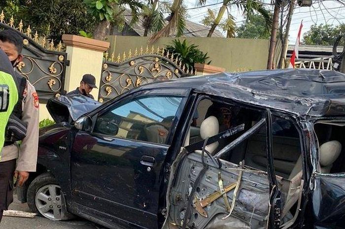 Toyota Avanza berisi lima pria tanpa KTP hancur lebur setelah hajar tebok toko warga di Jatikramat, Jatiasih, kota Bekasi