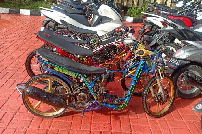 Polsek Kembangan mengamankan 42 remaja yang diduga hendak melakukan aksi balapan liar di Jalan Baru Taman Aries, Kembangan, Jakarta Barat, Kamis (24/3/2022) dini hari.